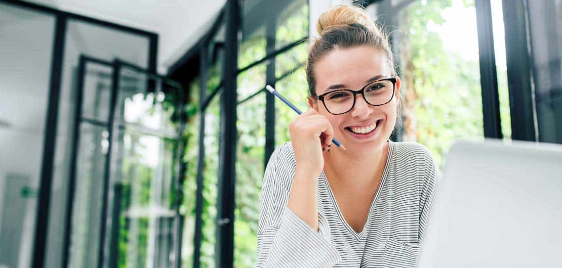 Vorschaubild: Studentin schreibt an ihrer Hausarbeit