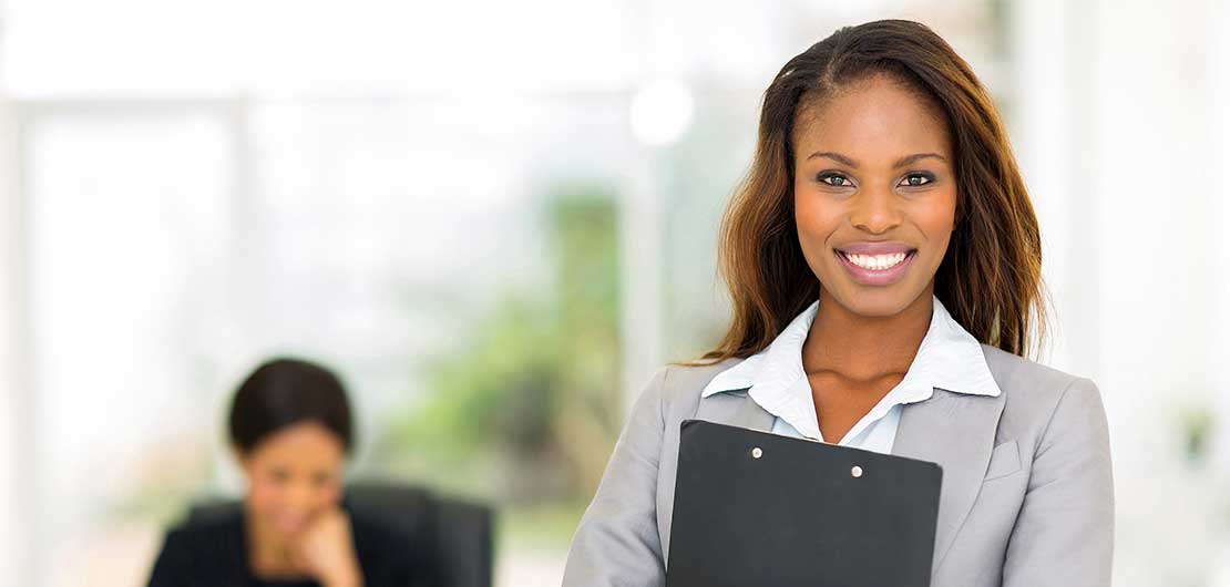 Vorschaubild: Businessfrau mit Mappe im Arm