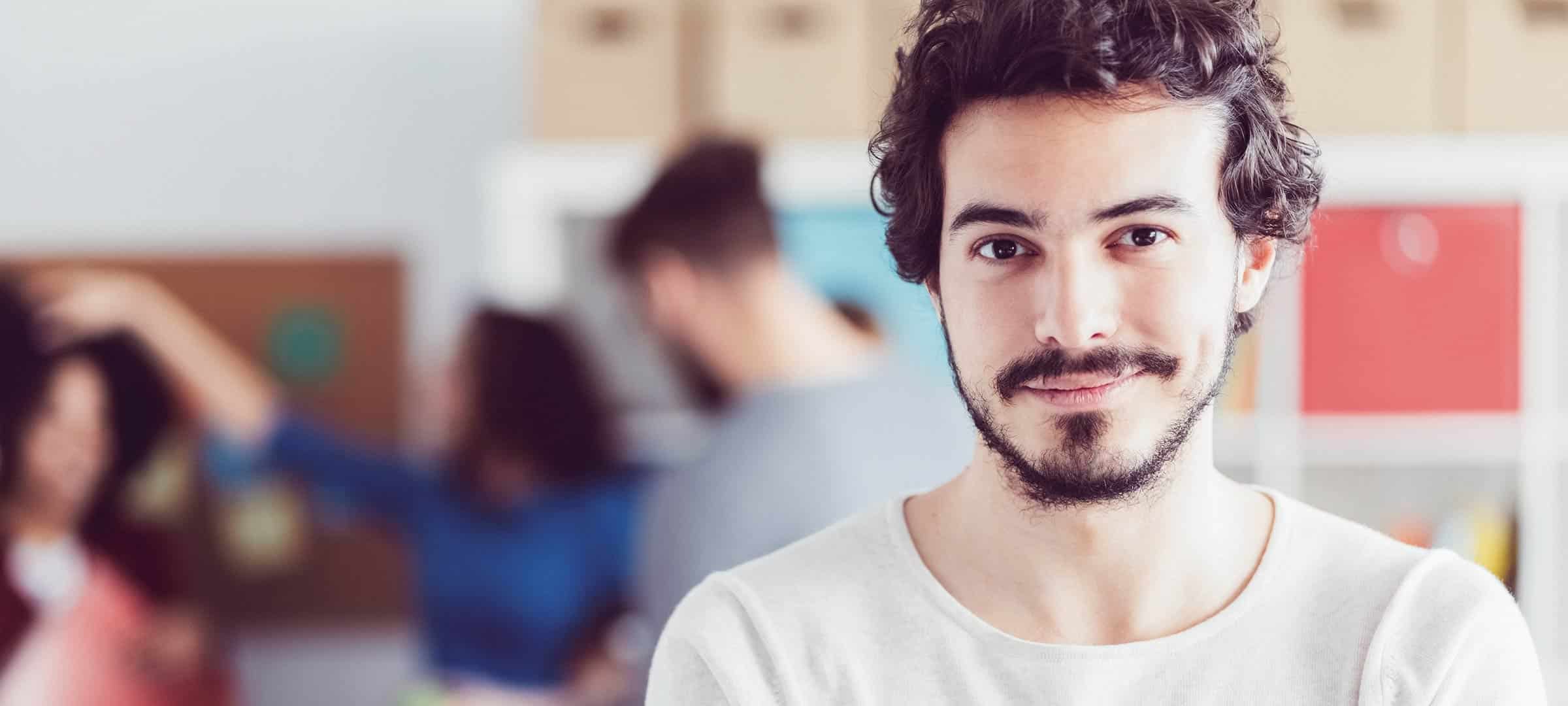 Titelbild: Lehramtsstudent im Klassenzimmer