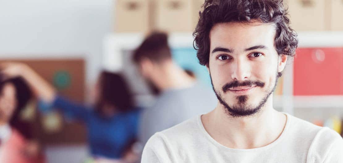 Vorschaubild: Lehramtsstudent im Klassenzimmer