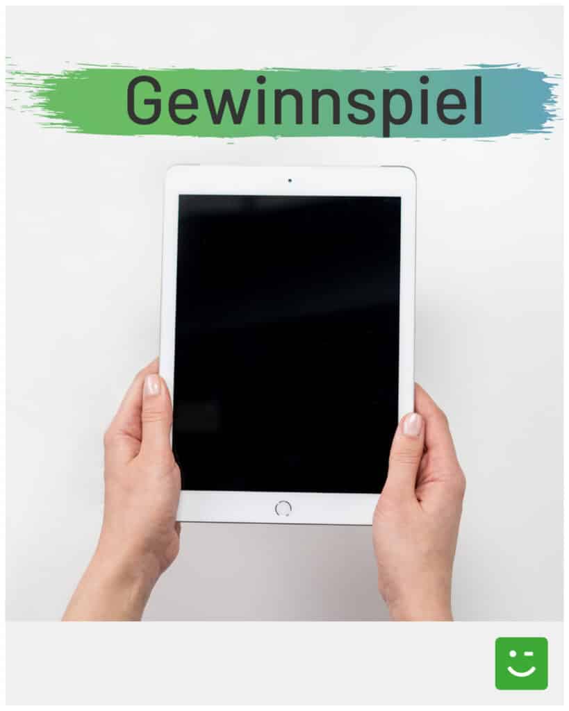 Gewinnspiel: weißes iPad wird von zwei Händen gehalten