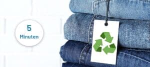 Bild von einem Stapel Jeans mit einem Nachhaltigkeitssiegel
