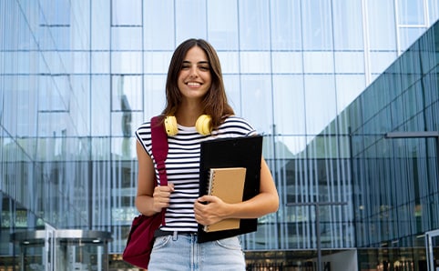 Studierende vor der Bibliothek