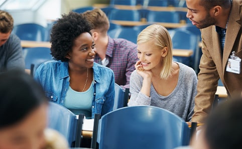 Studierende im Hörsaal, die sich unterhalten