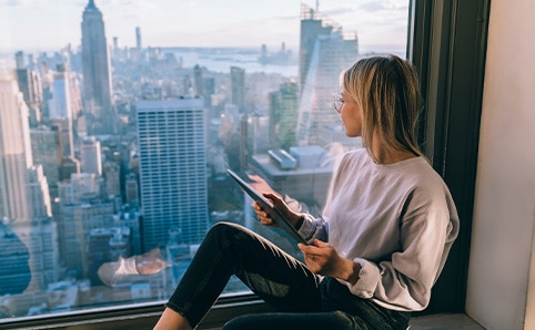 Studentin in einer Wohnung in New York